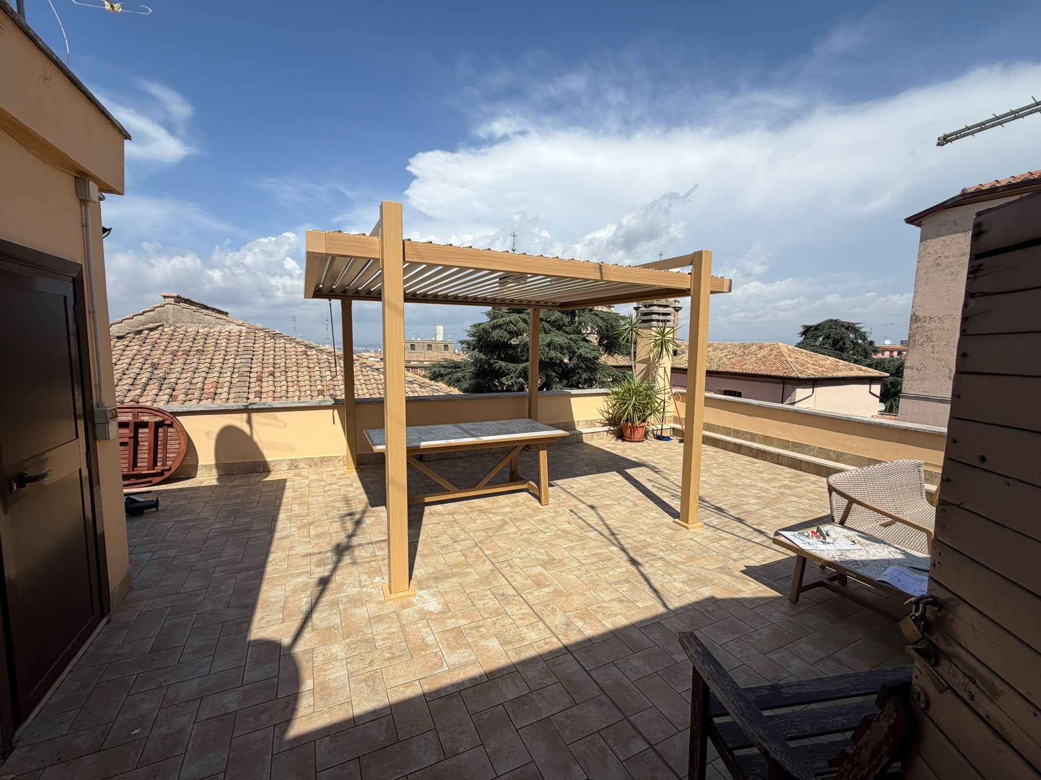 Pergola con lamelle su terrazzo panoramico